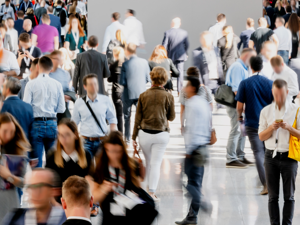 Stimmungsbild einer Messe mit vielen Menschen