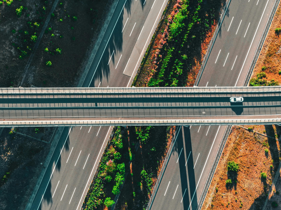 Aufnahme einer Autobahn und Grünflächen aus Vogelperspektive