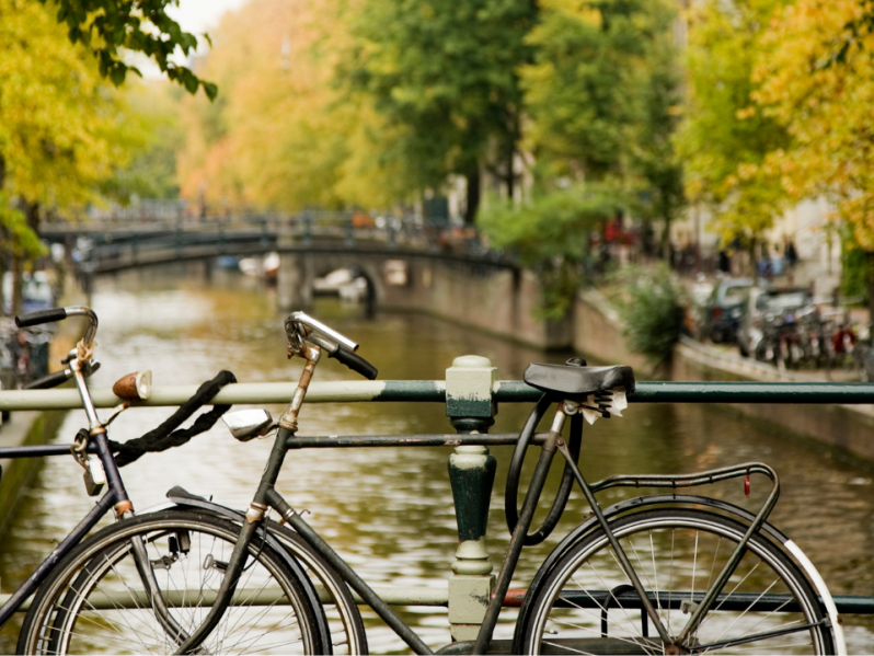 Fahrrad auf einer Brücke in Amsterdam