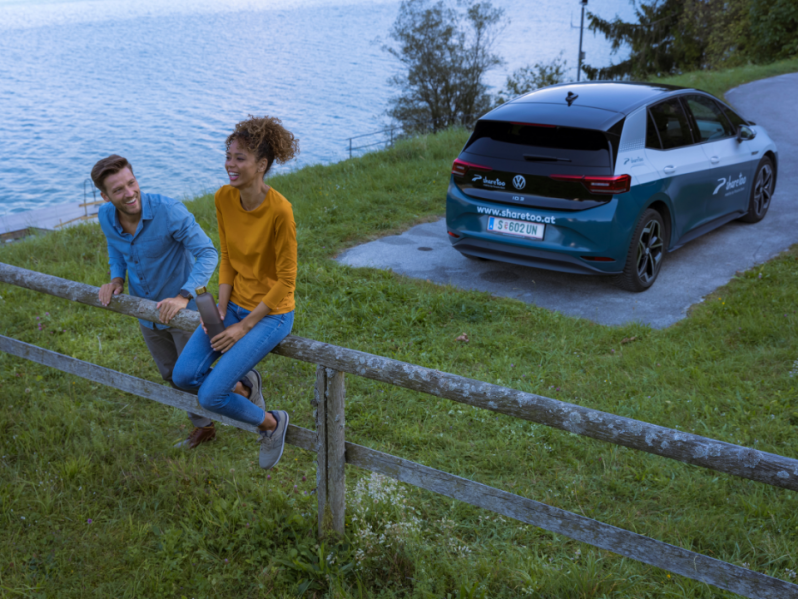 Ein Mann und eine Frau parken mit einem VW ID.3 bei einem See