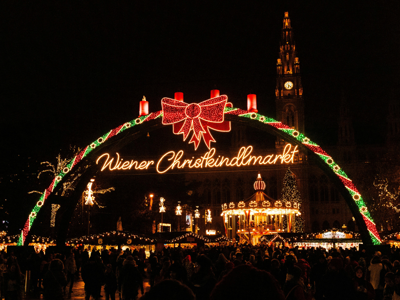 Christkindlmarkt am Rathausplatz am Abend