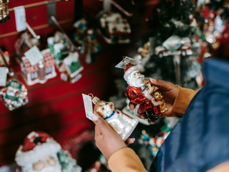 Mädchen hält Christbaumschmuck in den Händen