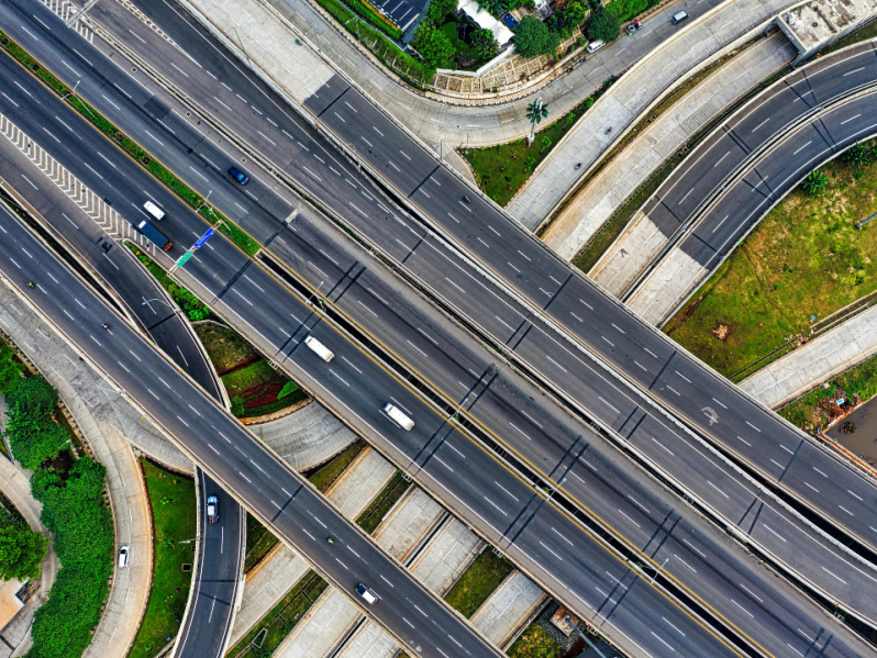 Blick auf eine mehrspurige Autobahn aus der Vogelperspektive